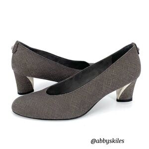 Stuart Weitzman Silver Gray 2.5” Heel Closed Toe Pump Size 8.5 Quiet Luxury